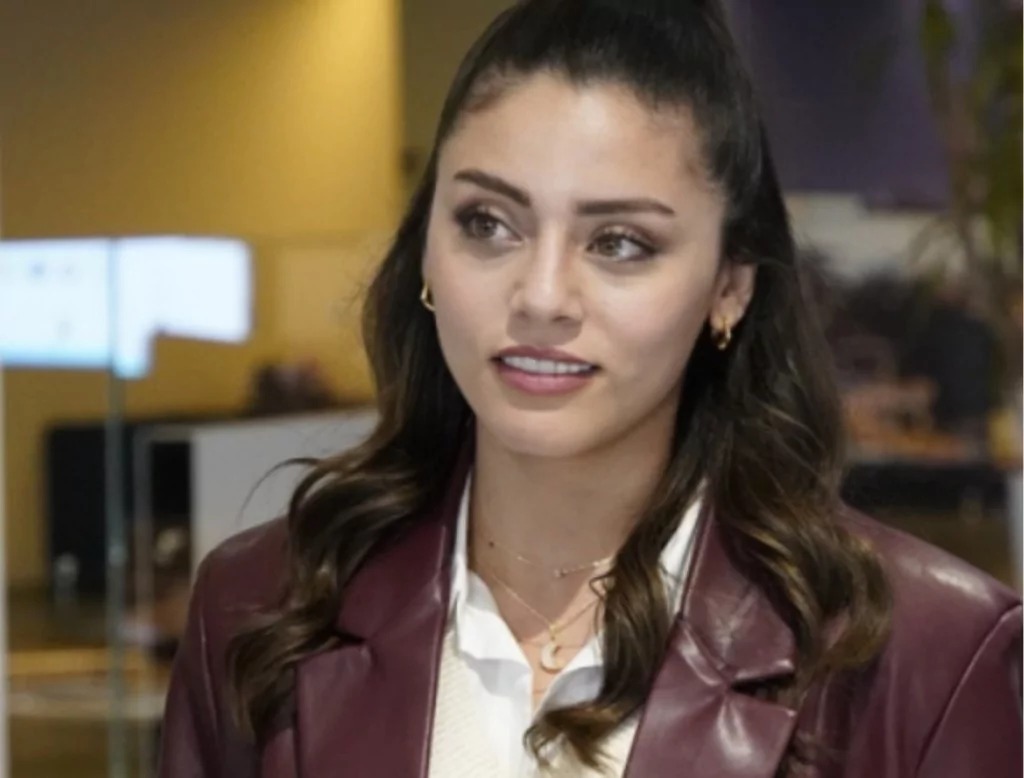 Sıla Türkoğlu'nun ödül törenindeki elbisesi dudak uçuklattı