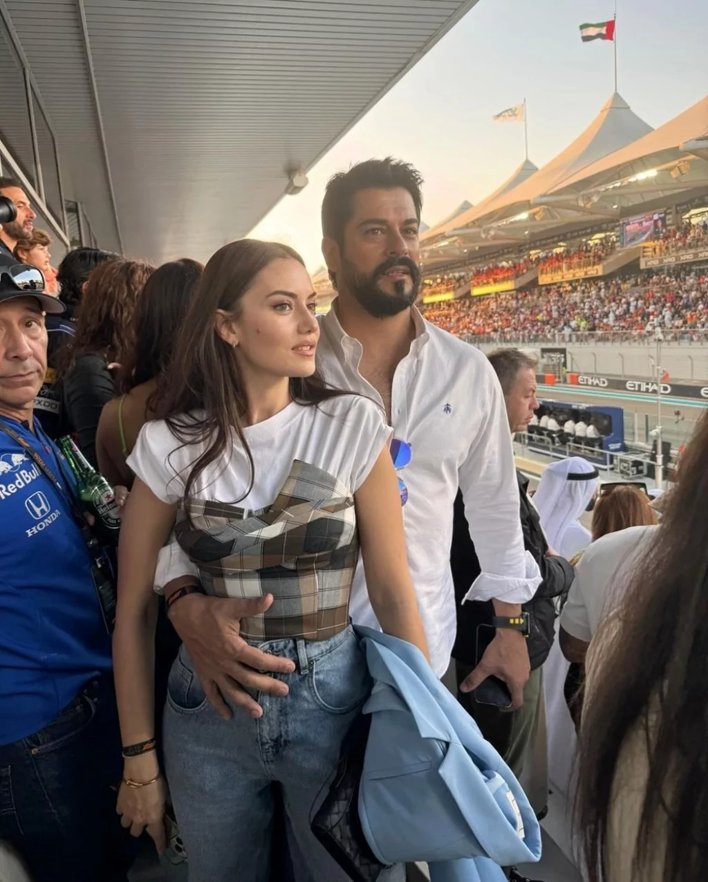 Fahriye Evcen ile Burak Özçivit, Formula 1 yarışını izlemeye gitti