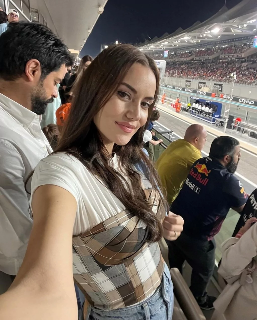 Fahriye Evcen ile Burak Özçivit, Formula 1 yarışını izlemeye gitti