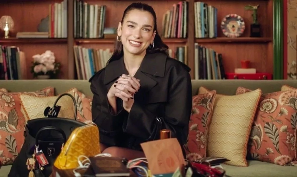 Dua Lipa'nın çantasından çıkanlar şaşırttı