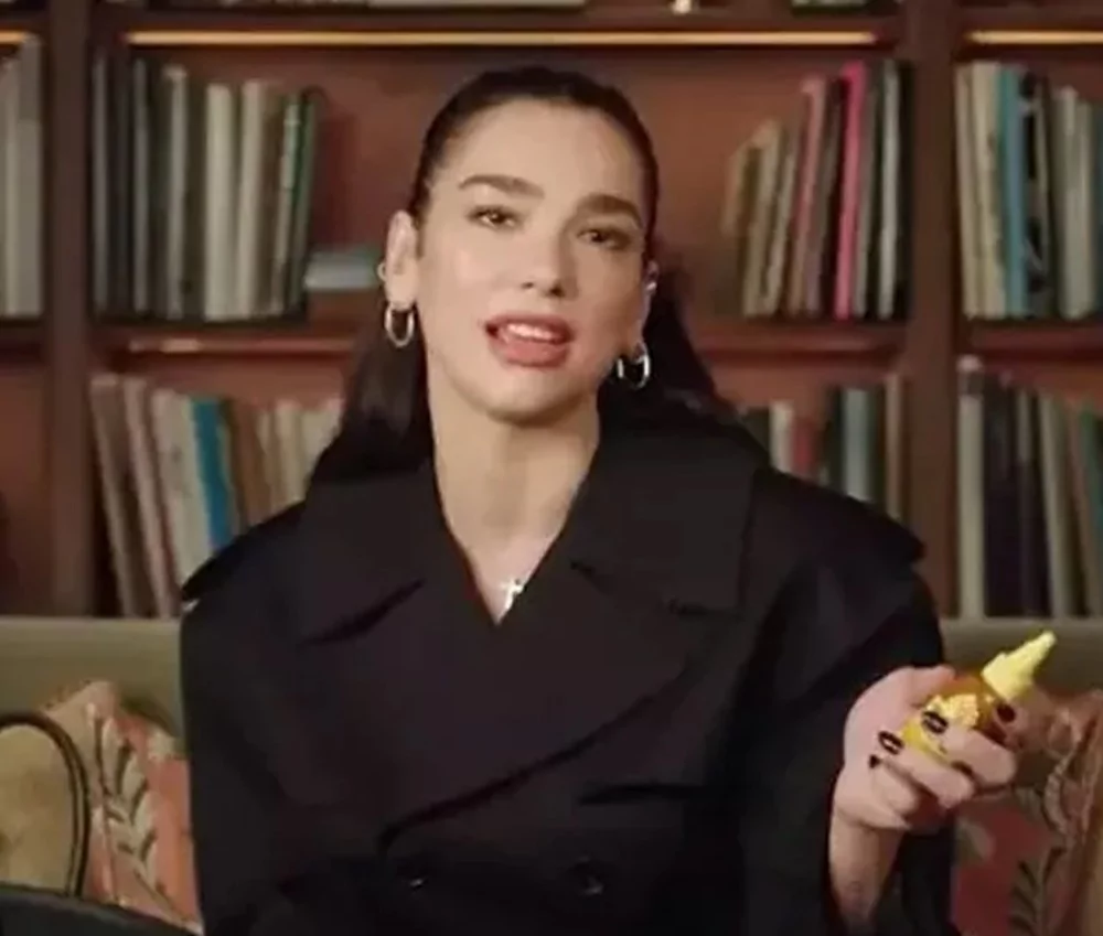 Dua Lipa'nın çantasından çıkanlar şaşırttı