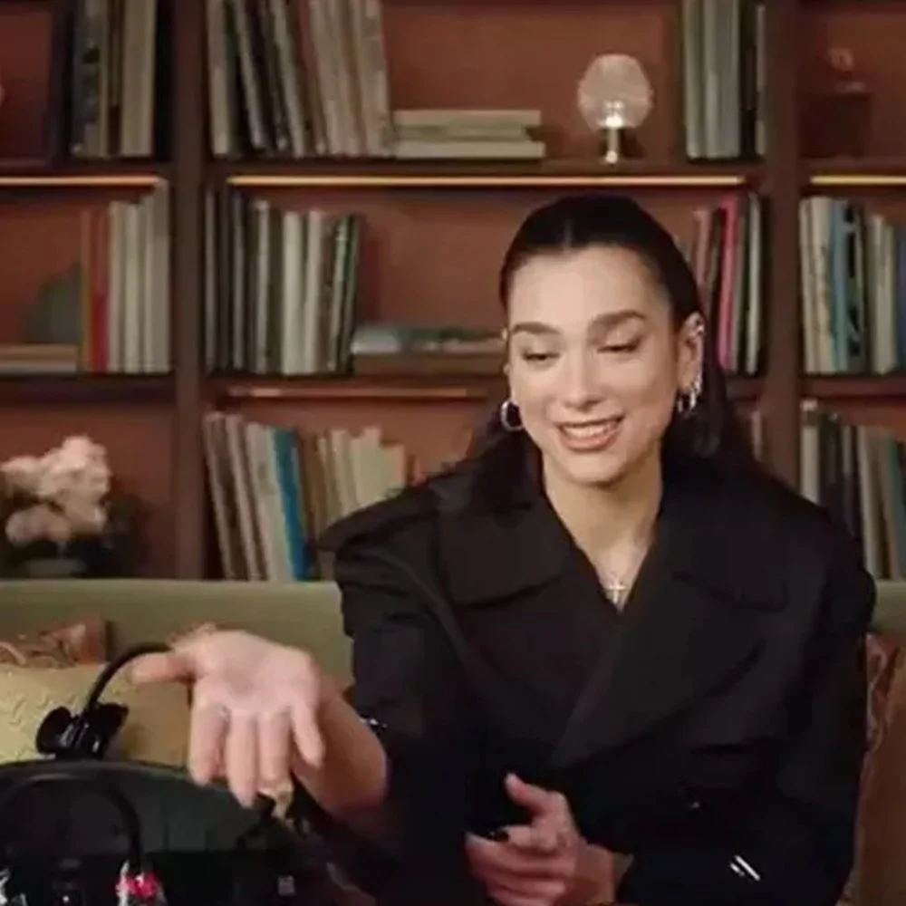 Dua Lipa'nın çantasından çıkanlar şaşırttı