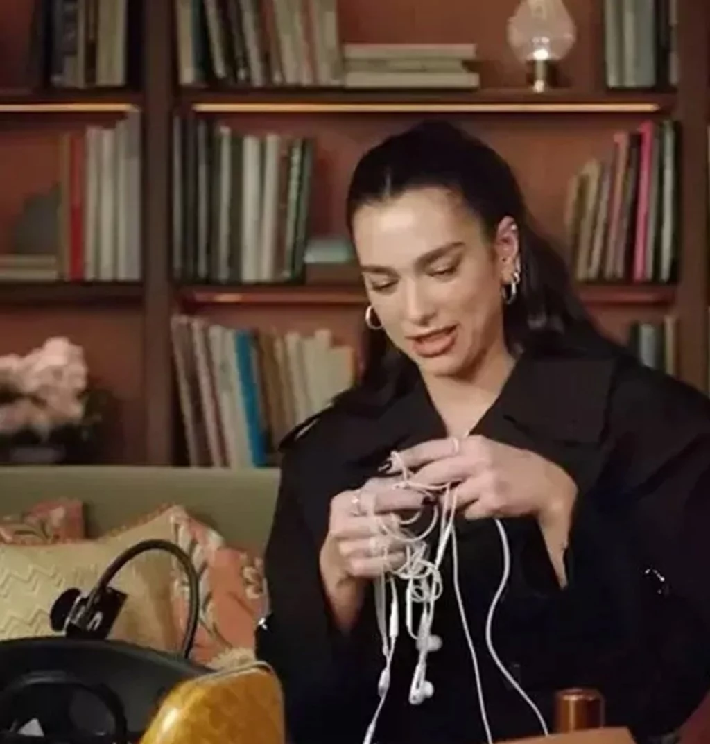 Dua Lipa'nın çantasından çıkanlar şaşırttı