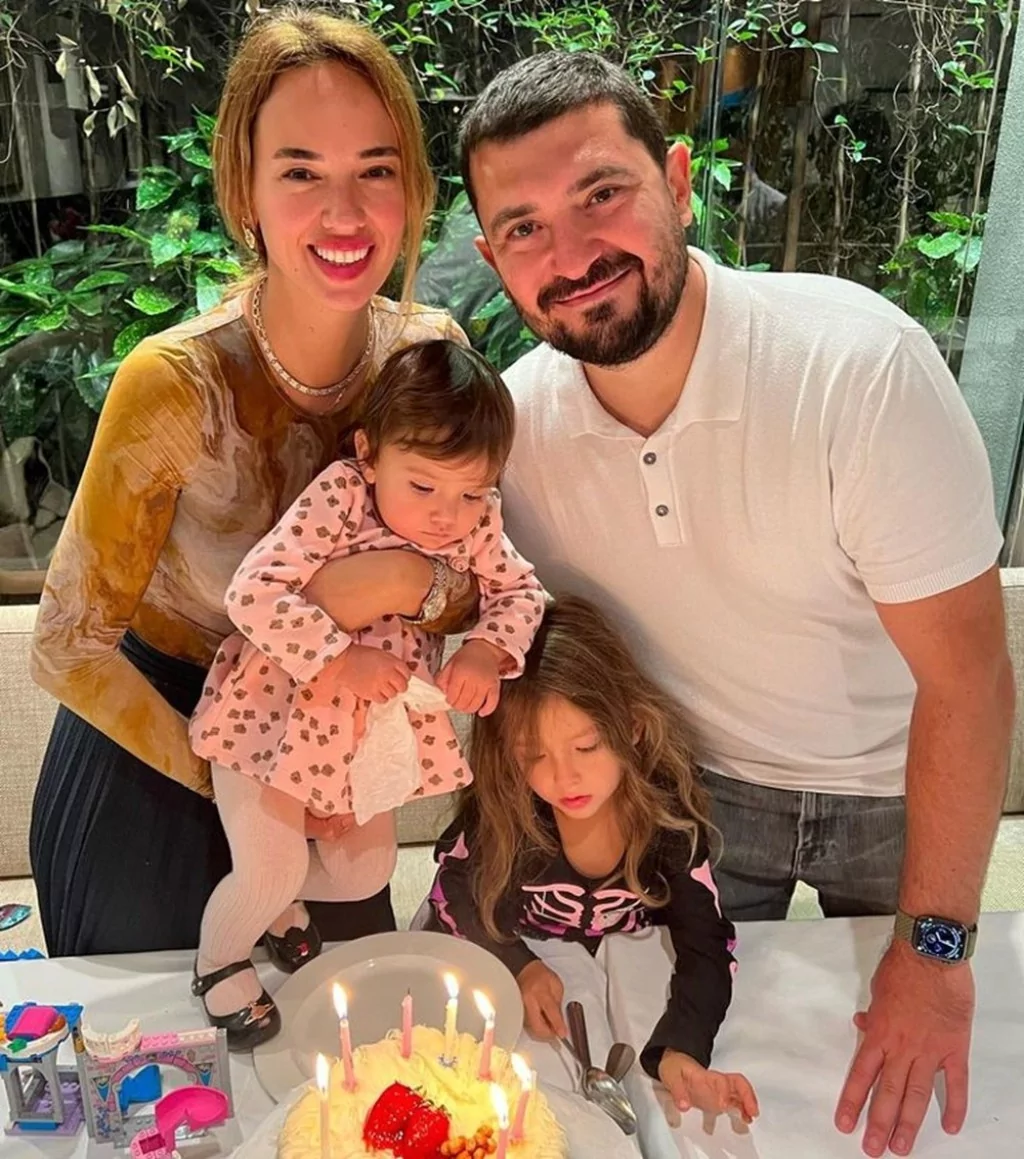 Seda Bakan kızlarıyla bulaşık yıkıyor