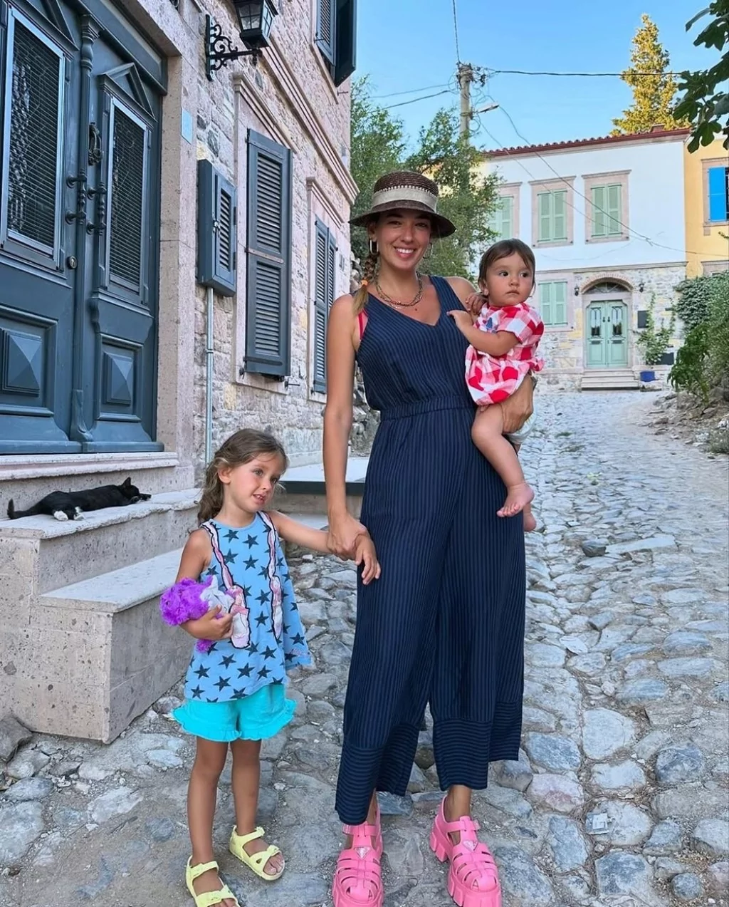 Seda Bakan kızlarıyla bulaşık yıkıyor