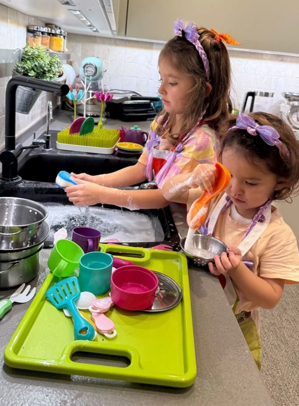 Seda Bakan kızlarıyla bulaşık yıkıyor