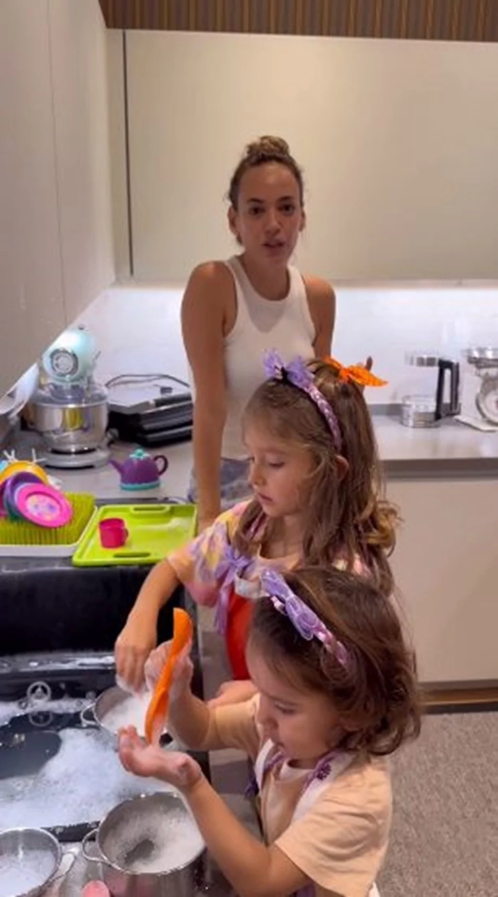 Seda Bakan kızlarıyla bulaşık yıkıyor