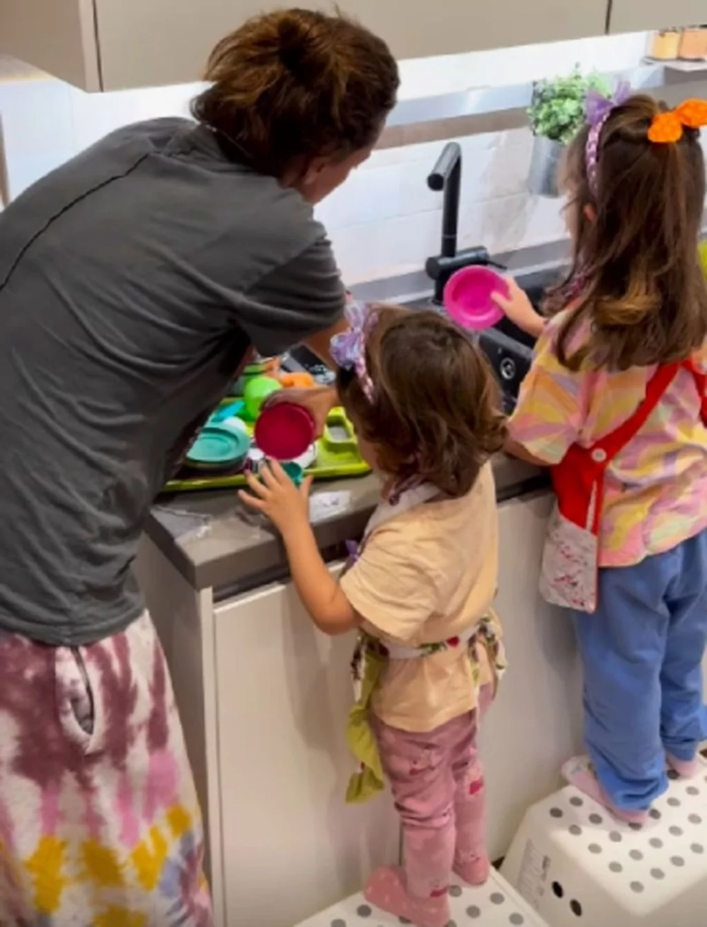 Seda Bakan kızlarıyla bulaşık yıkıyor