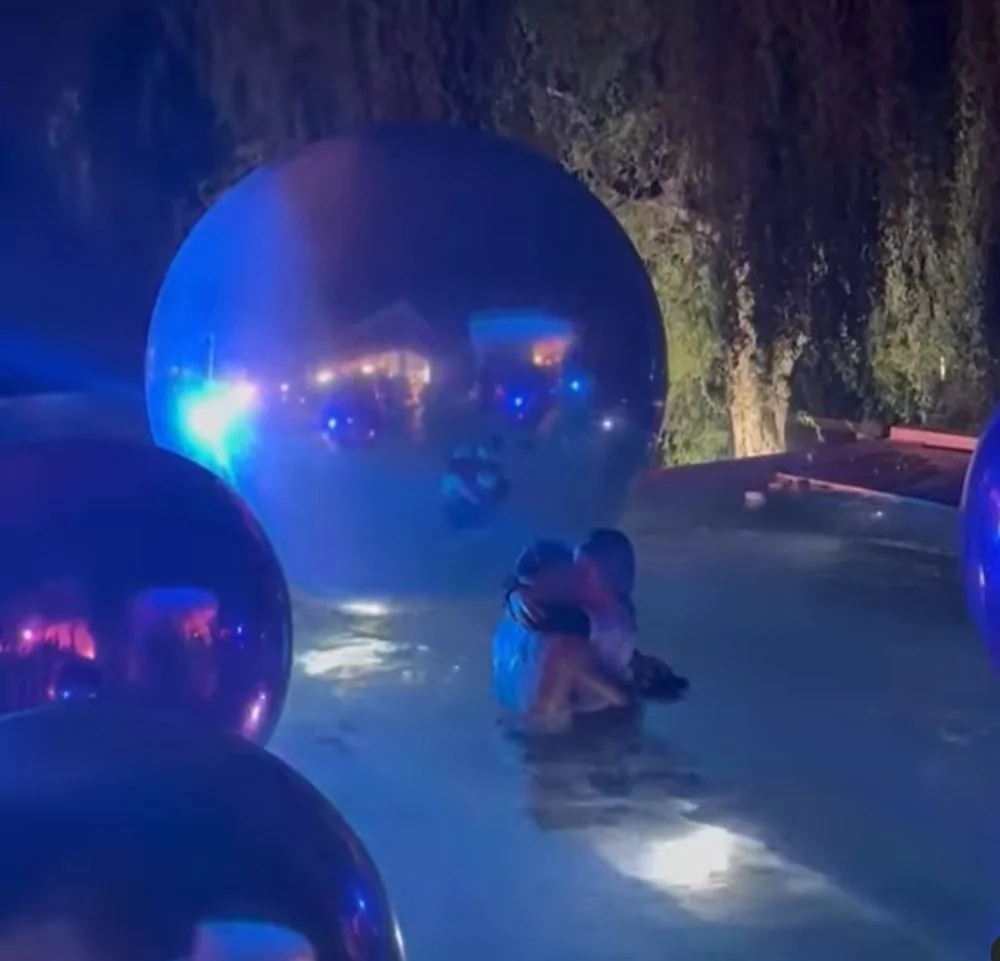 Wanda Nara doğum gününde sevgilisiyle havuza atladı