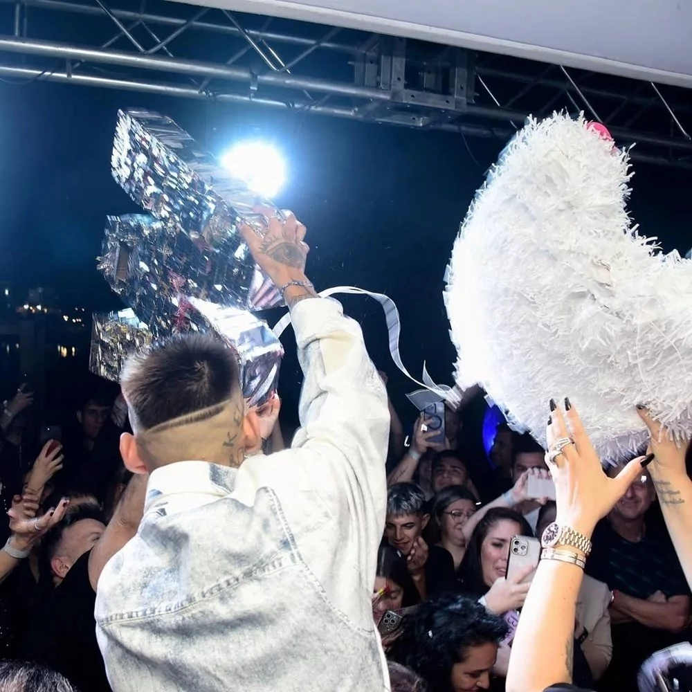 Wanda Nara doğum gününde sevgilisiyle havuza atladı