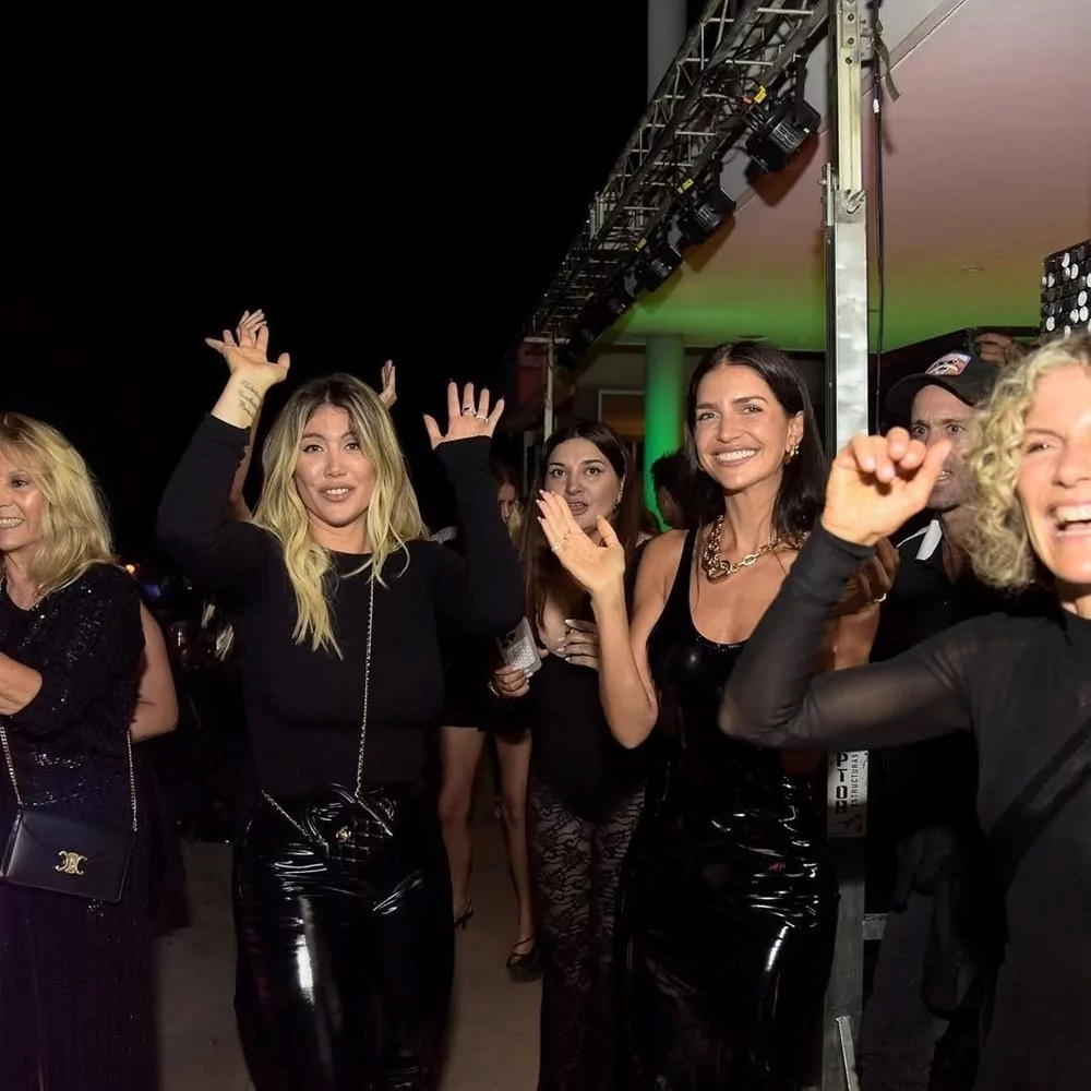 Wanda Nara doğum gününde sevgilisiyle havuza atladı