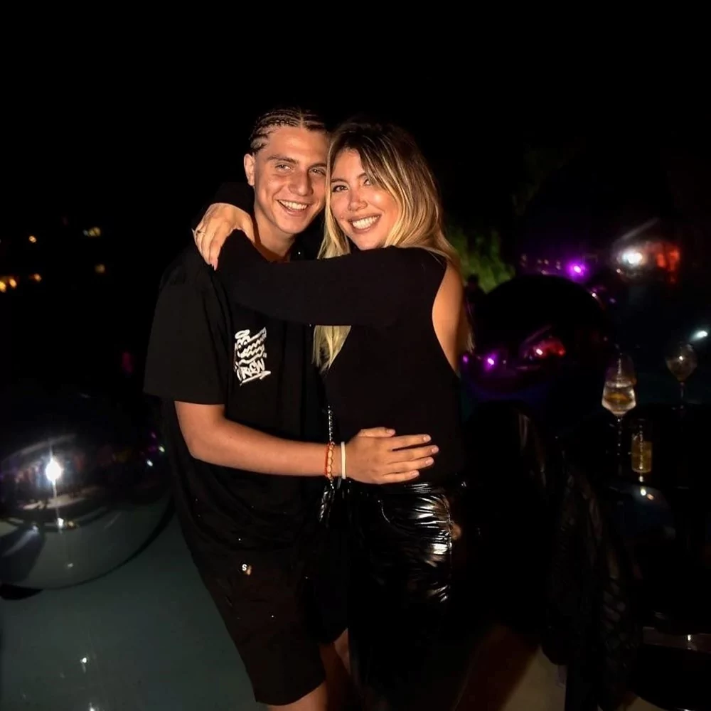 Wanda Nara doğum gününde sevgilisiyle havuza atladı