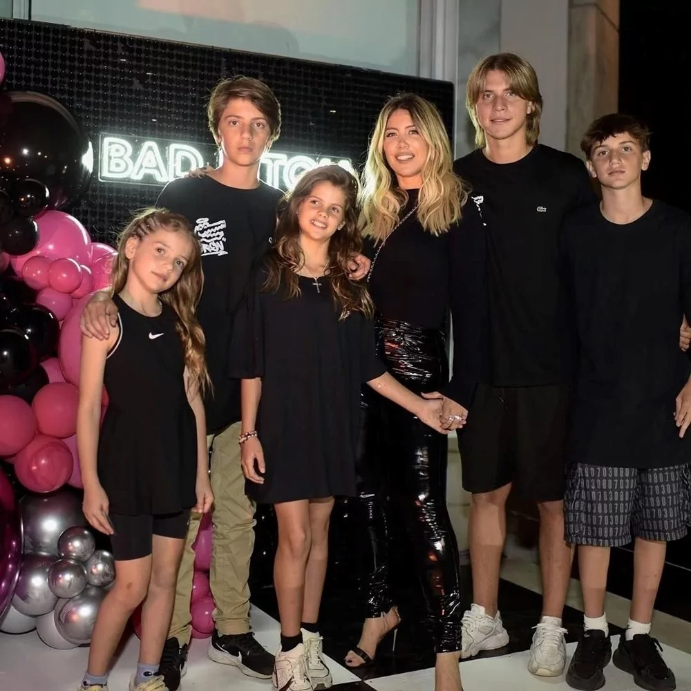 Wanda Nara doğum gününde sevgilisiyle havuza atladı