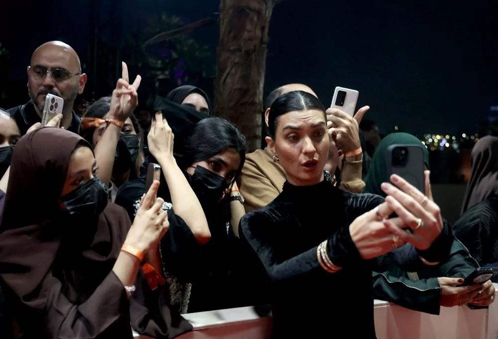 Tuba Büyüküstün, film festivalinde Hollywood yıldızlarıyla