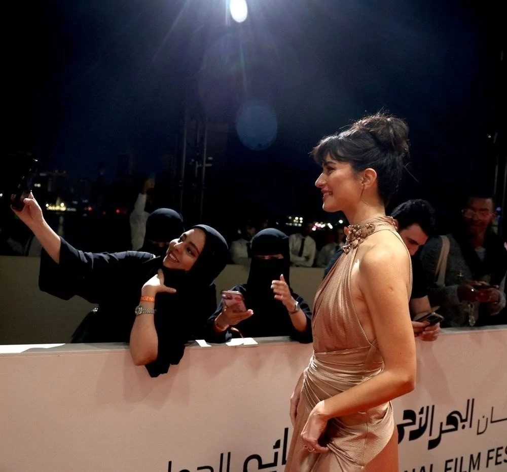 Tuba Büyüküstün, film festivalinde Hollywood yıldızlarıyla