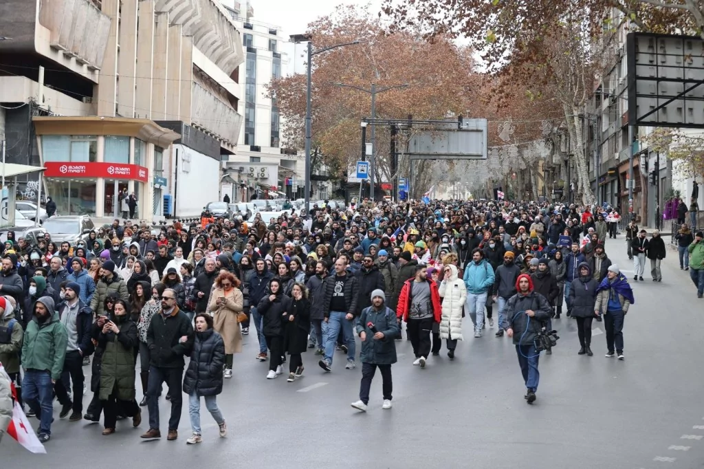 Komşuda sorunlar bitmiyor: Milyonlarca kişi işi bıraktı