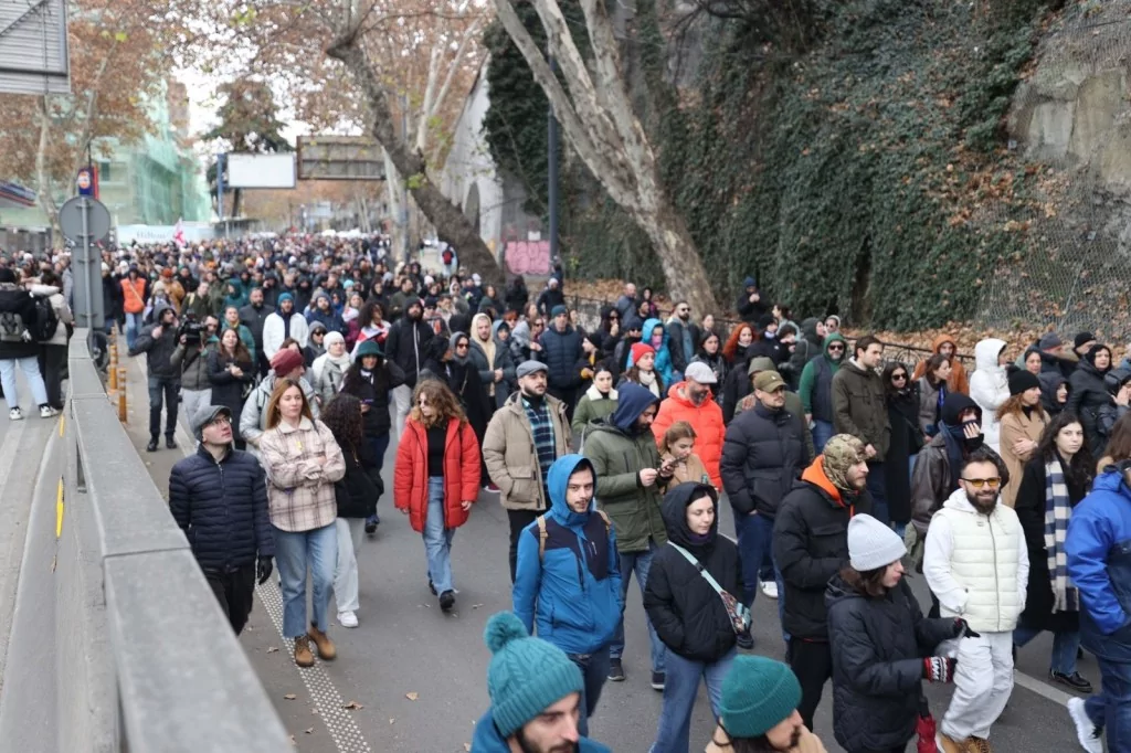 Komşuda sorunlar bitmiyor: Milyonlarca kişi işi bıraktı
