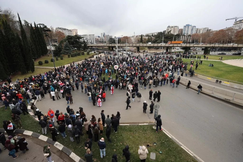 Komşuda sorunlar bitmiyor: Milyonlarca kişi işi bıraktı