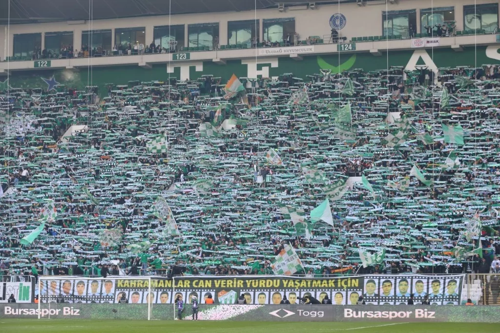 Bursaspor'un tribünlerinden büyüleyen görüntüler! Süper Lig'de bile böylesi yok