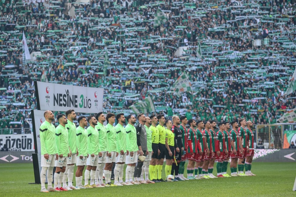 Bursaspor'un tribünlerinden büyüleyen görüntüler! Süper Lig'de bile böylesi yok