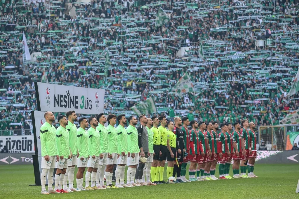 Bursaspor'un tribünlerinden büyüleyen görüntüler! Süper Lig'de bile böylesi yok