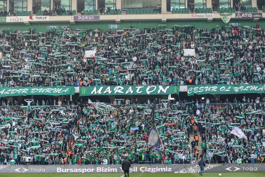 Bursaspor'un tribünlerinden büyüleyen görüntüler! Süper Lig'de bile böylesi yok
