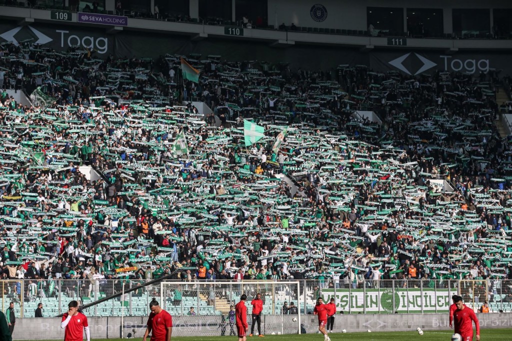 Bursaspor'un tribünlerinden büyüleyen görüntüler! Süper Lig'de bile böylesi yok