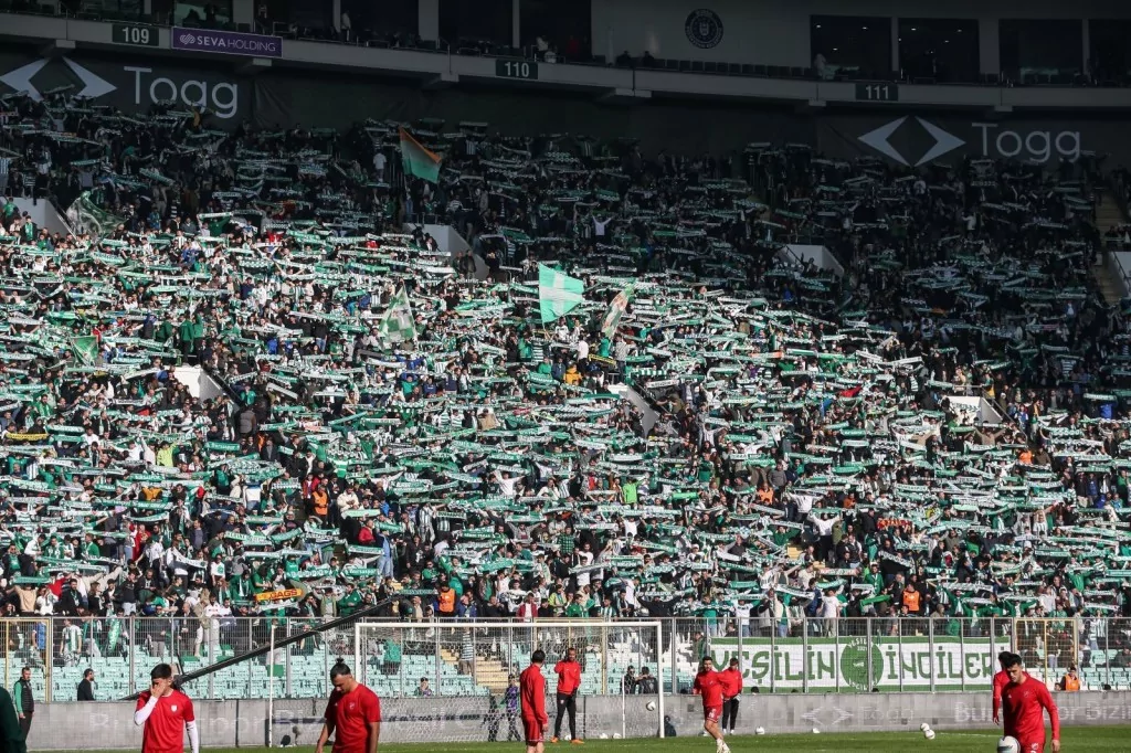 Bursaspor'un tribünlerinden büyüleyen görüntüler! Süper Lig'de bile böylesi yok
