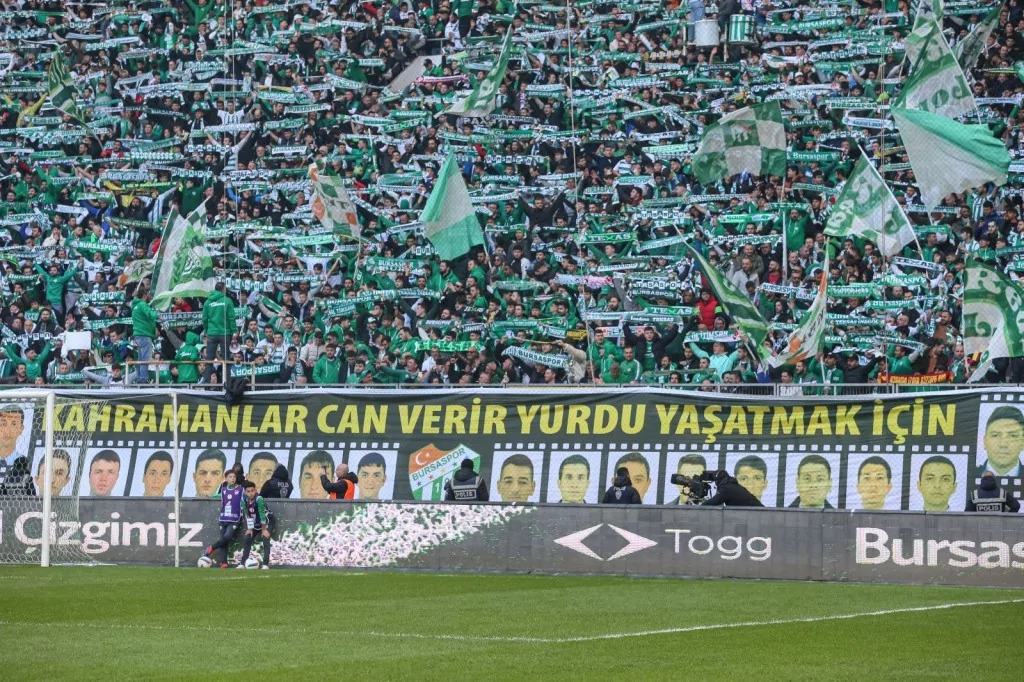 Bursaspor'un tribünlerinden büyüleyen görüntüler! Süper Lig'de bile böylesi yok