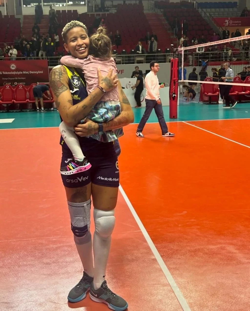 Özge Özpirinççi, Melissa Vargas ile kızını paylaştı: Bazı kavuşmalar yaşandı