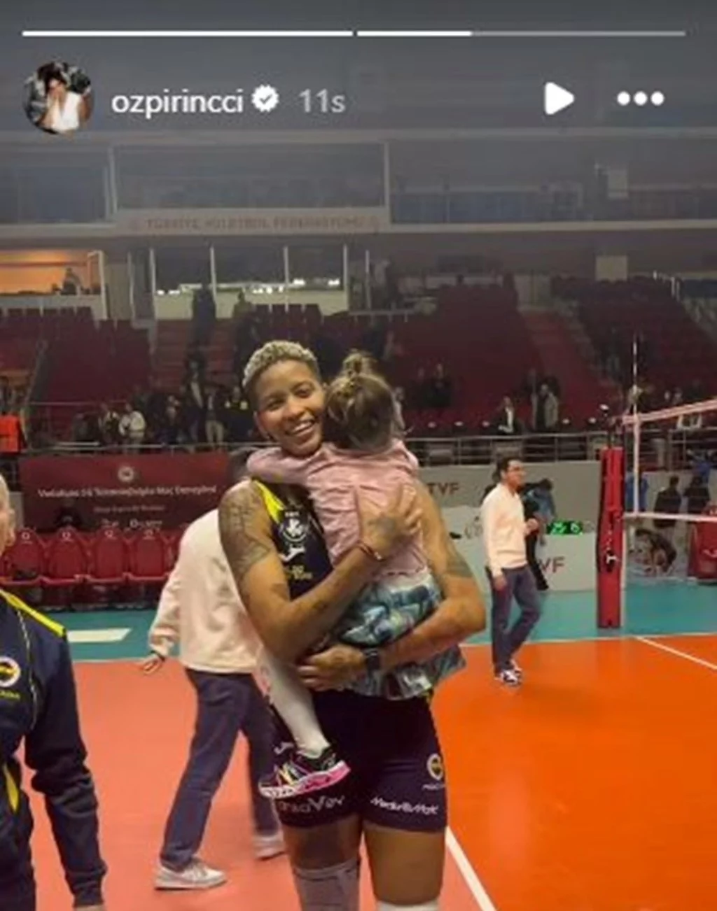 Özge Özpirinççi, Melissa Vargas ile kızını paylaştı: Bazı kavuşmalar yaşandı