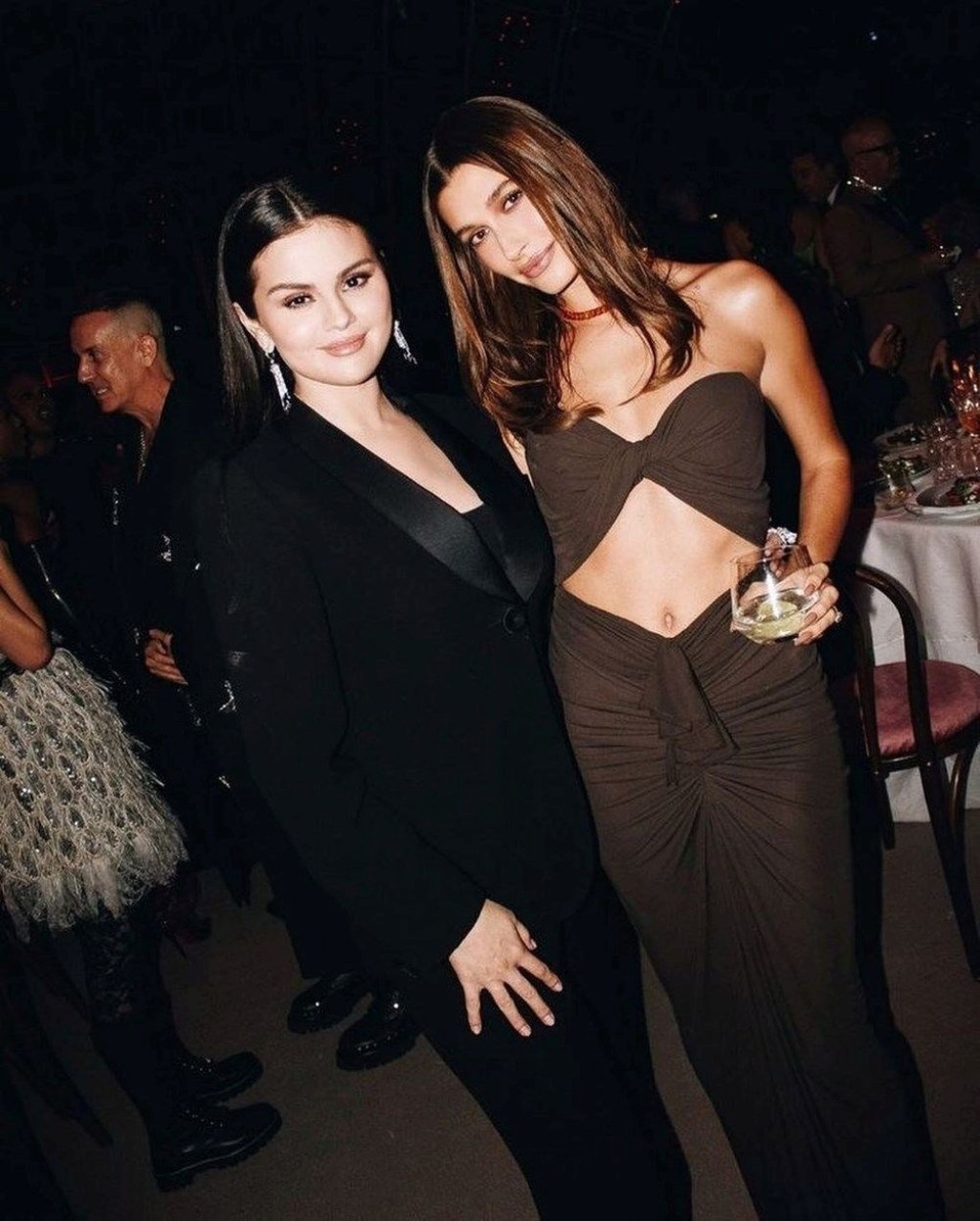 Hailey Bieber, Selena Gomez'in evlilik haberini beğendi