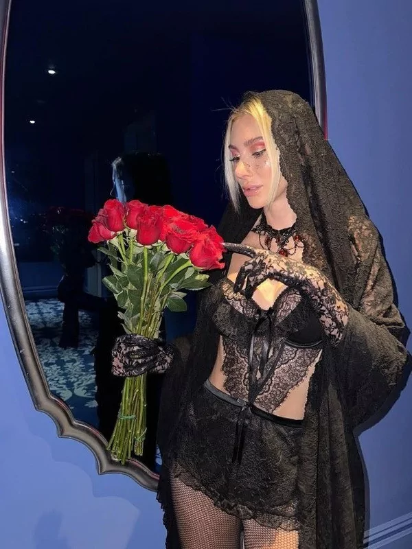 Şeyma Subaşı'ndan cesur pozlar! Sere serpe uzandı