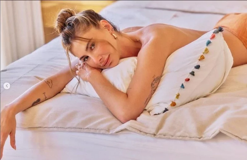 Şeyma Subaşı'ndan cesur pozlar! Sere serpe uzandı