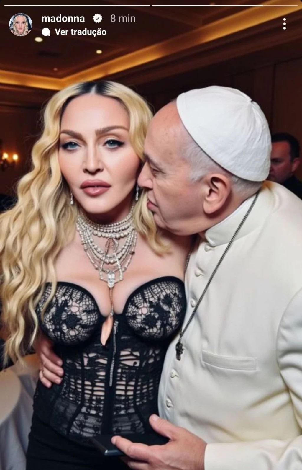 Papa'nın Madonna'ya sarıldığı fotoğrafları gündem oldu