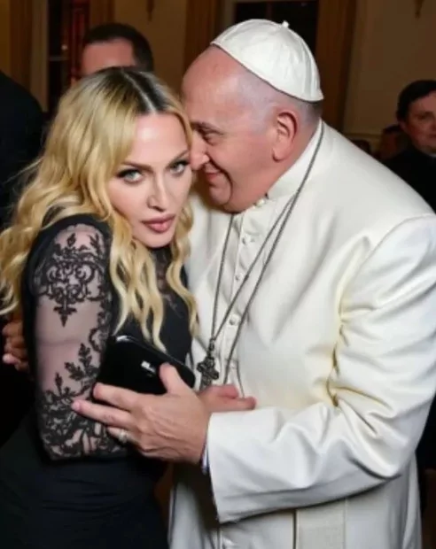 Papa'nın Madonna'ya sarıldığı fotoğrafları gündem oldu