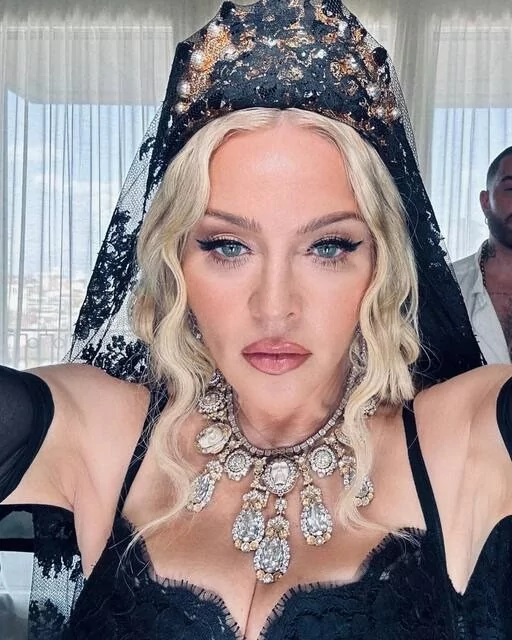 Papa'nın Madonna'ya sarıldığı fotoğrafları gündem oldu