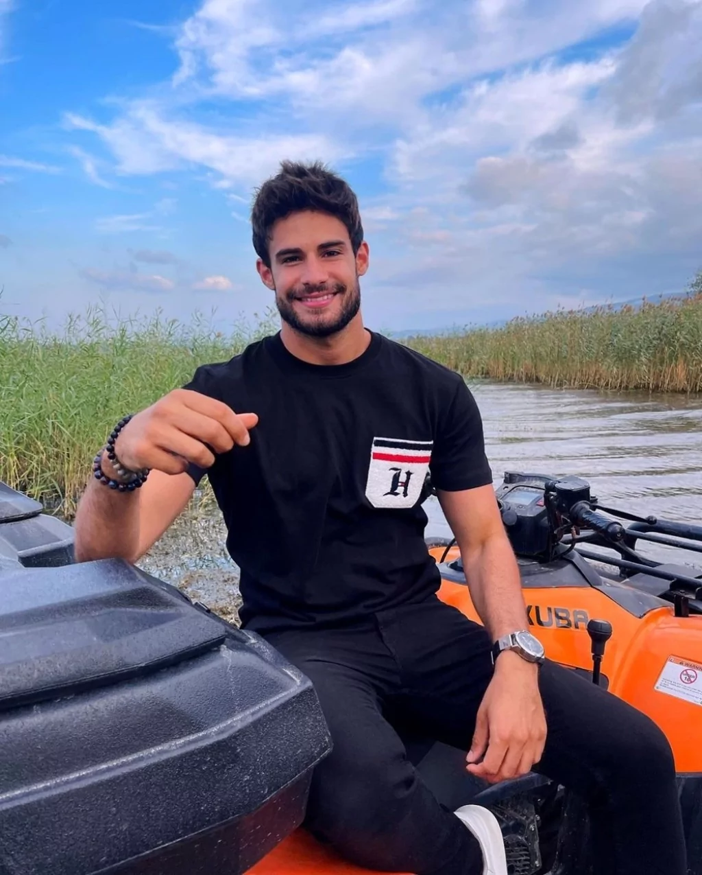 Batuhan Karacakaya sosyal medyadan aşkını ilan etti!