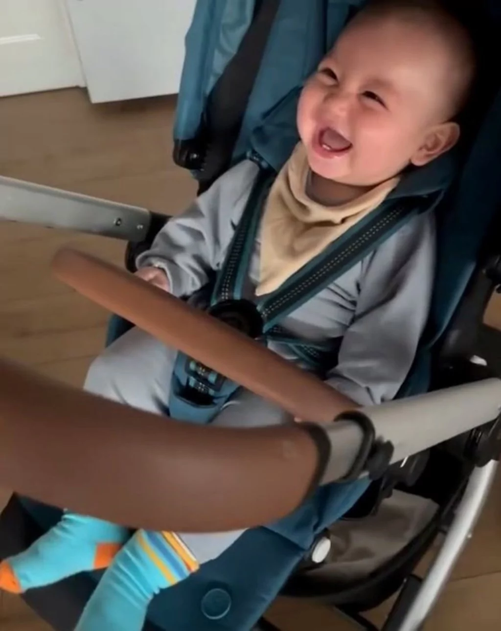 Ahmet Kural oğlu Kemal bebeği gösterdi