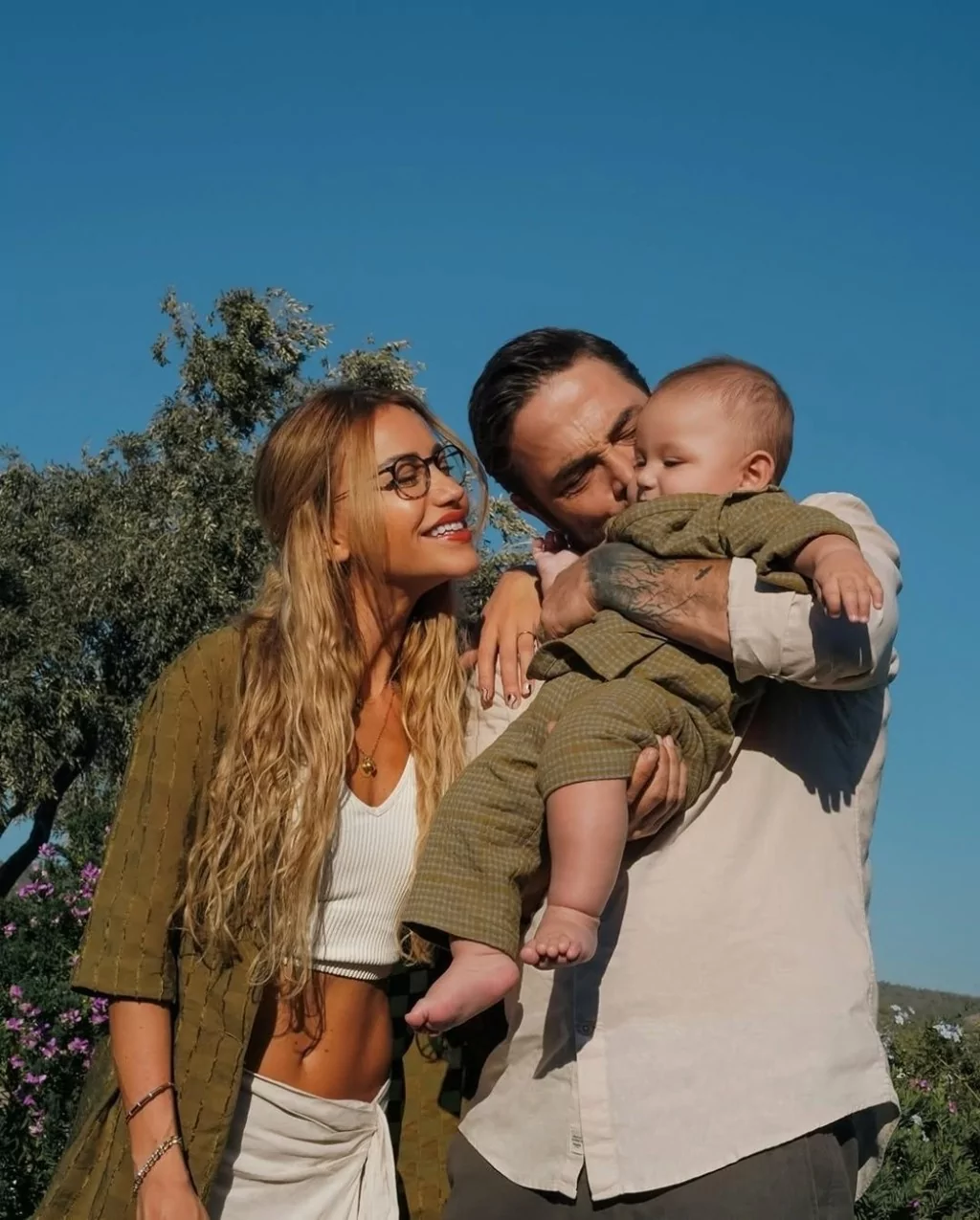 Ahmet Kural oğlu Kemal bebeği gösterdi