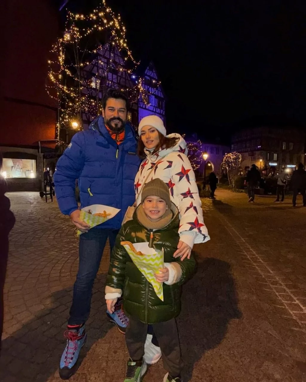 Fahriye Evcen ile Burak Özçivit, Fransa tatilinde oğulları Karan'la poz verdiler