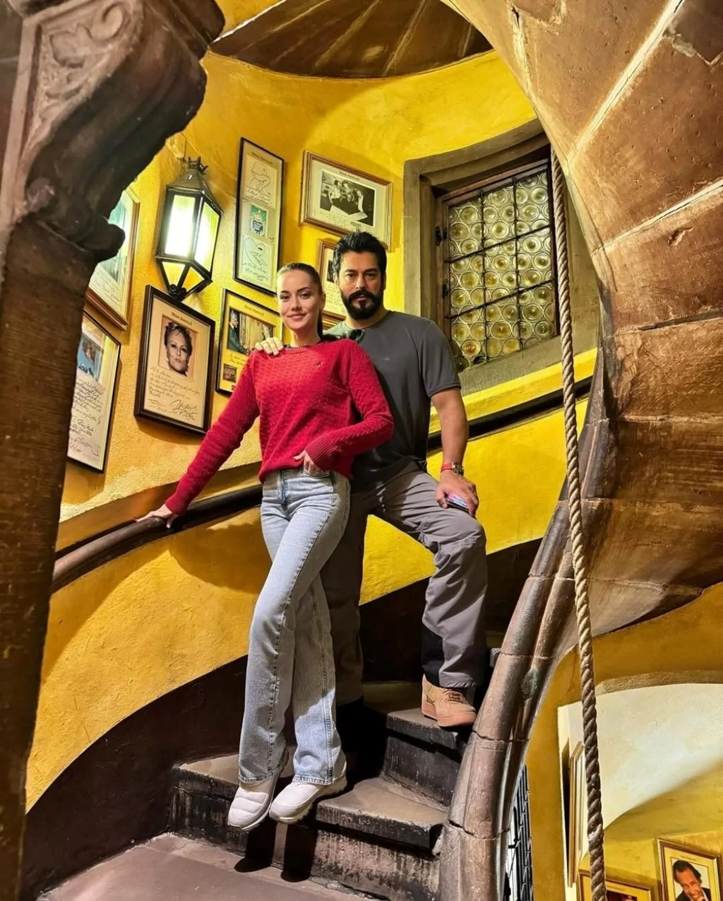 Fahriye Evcen ile Burak Özçivit, Fransa tatilinde oğulları Karan'la poz verdiler