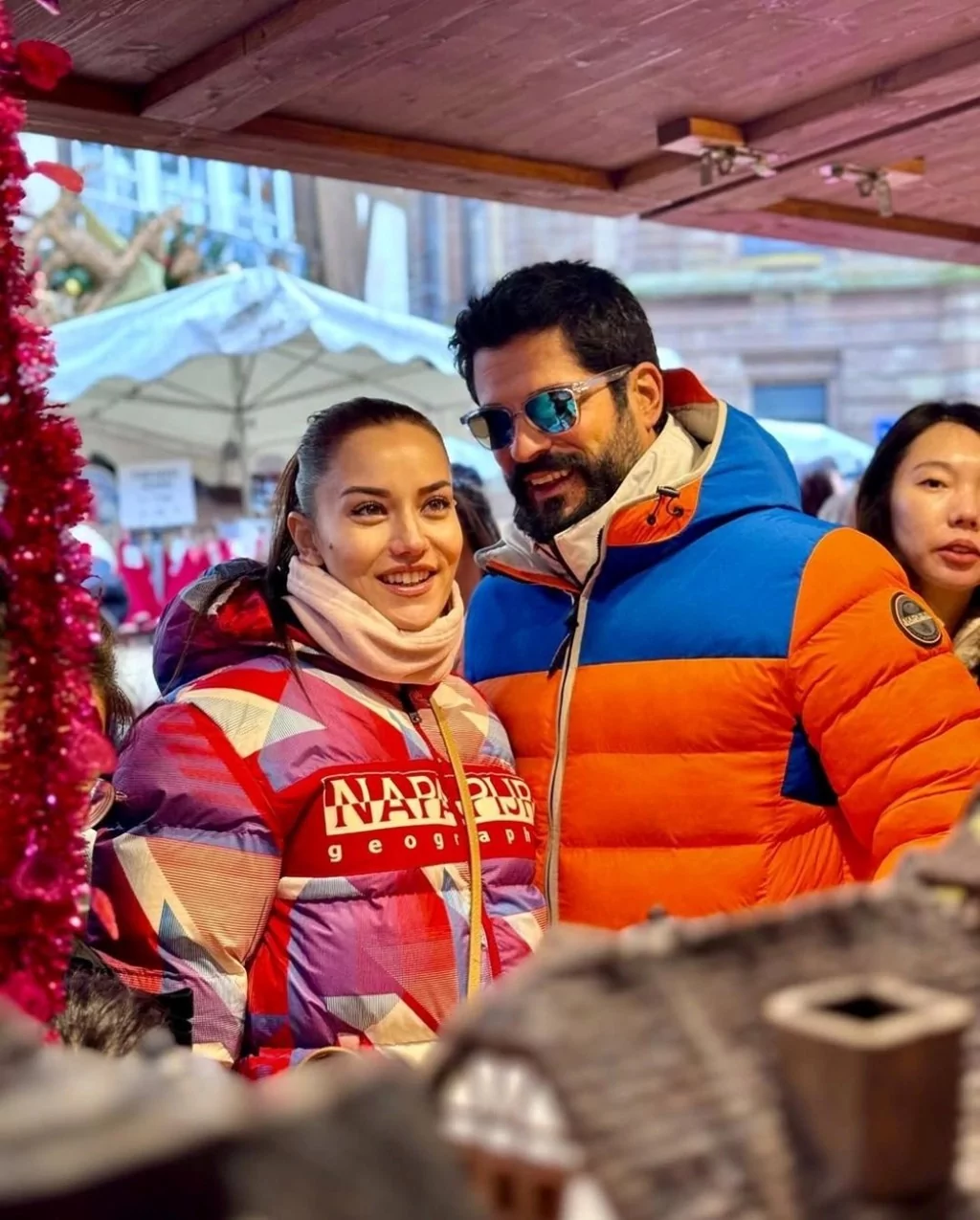 Fahriye Evcen ile Burak Özçivit, Fransa tatilinde oğulları Karan'la poz verdiler