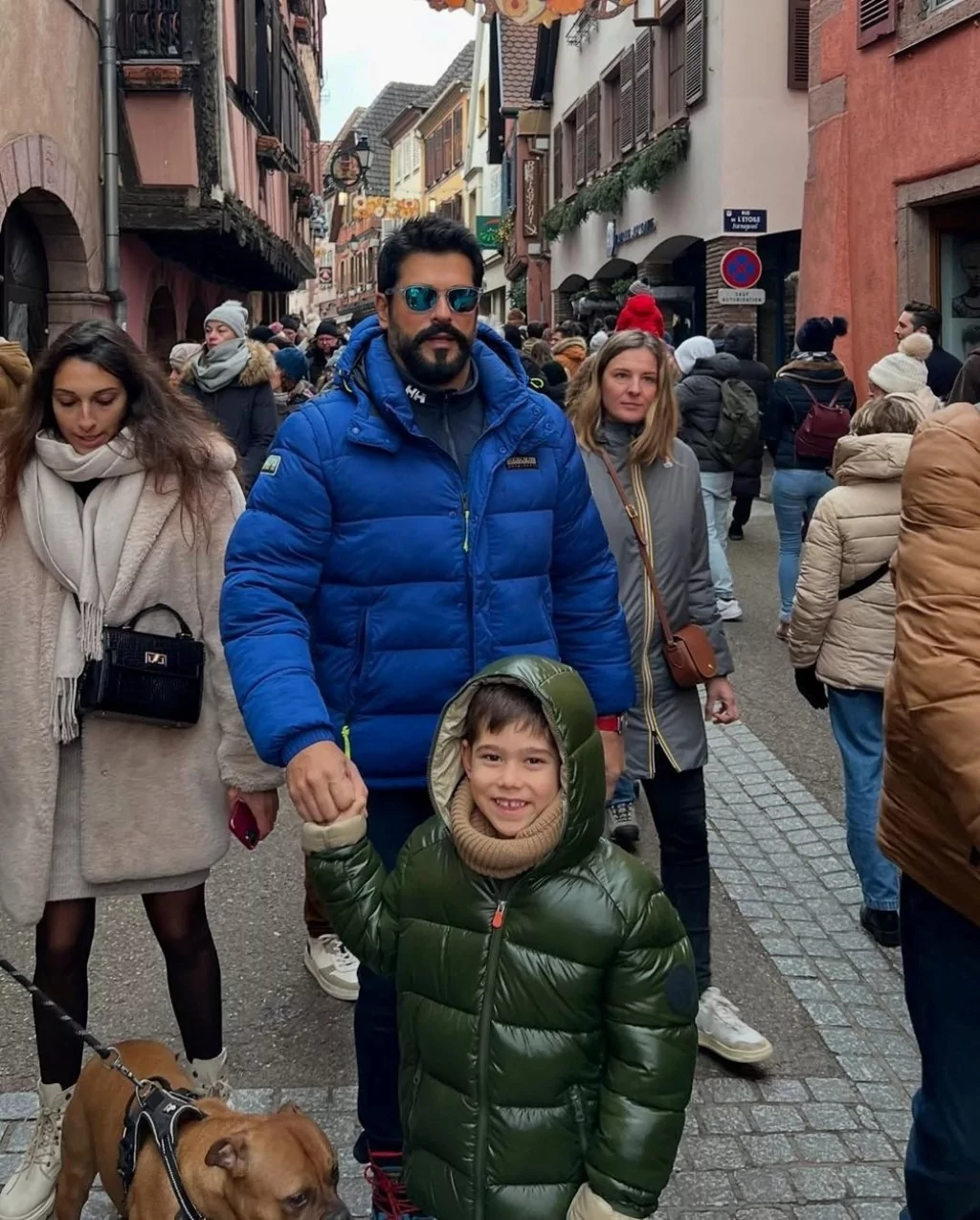 Fahriye Evcen ile Burak Özçivit, Fransa tatilinde oğulları Karan'la poz verdiler