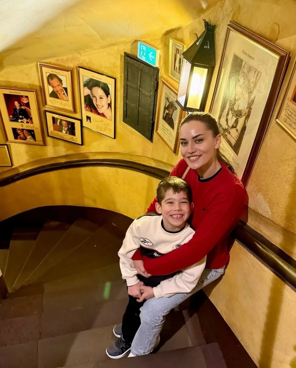 Fahriye Evcen ile Burak Özçivit, Fransa tatilinde oğulları Karan'la poz verdiler