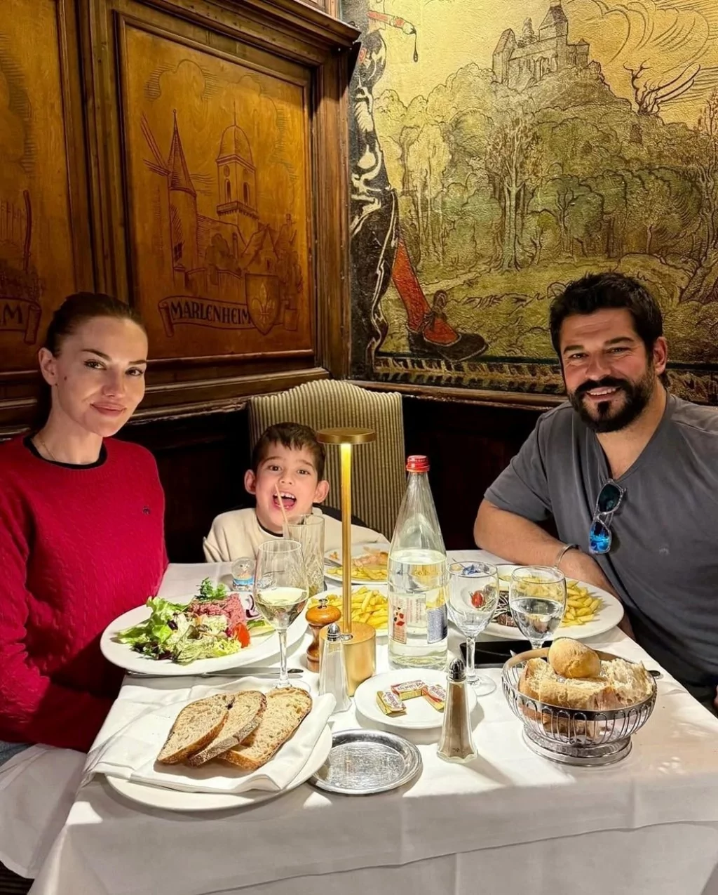 Fahriye Evcen ile Burak Özçivit, Fransa tatilinde oğulları Karan'la poz verdiler