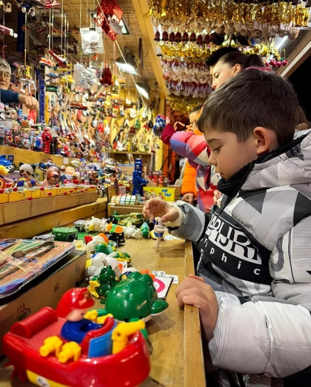 Fahriye Evcen ile Burak Özçivit, Fransa tatilinde oğulları Karan'la poz verdiler