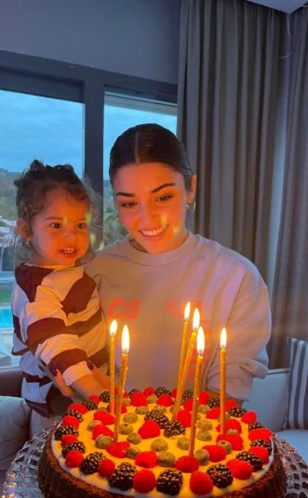 Hande Erçel'den yeğeni Aylin Mavi'nin doğum gününü kutladı