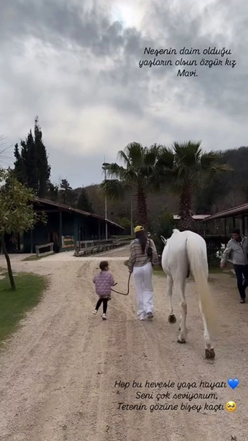 Hande Erçel'den yeğeni Aylin Mavi'nin doğum gününü kutladı