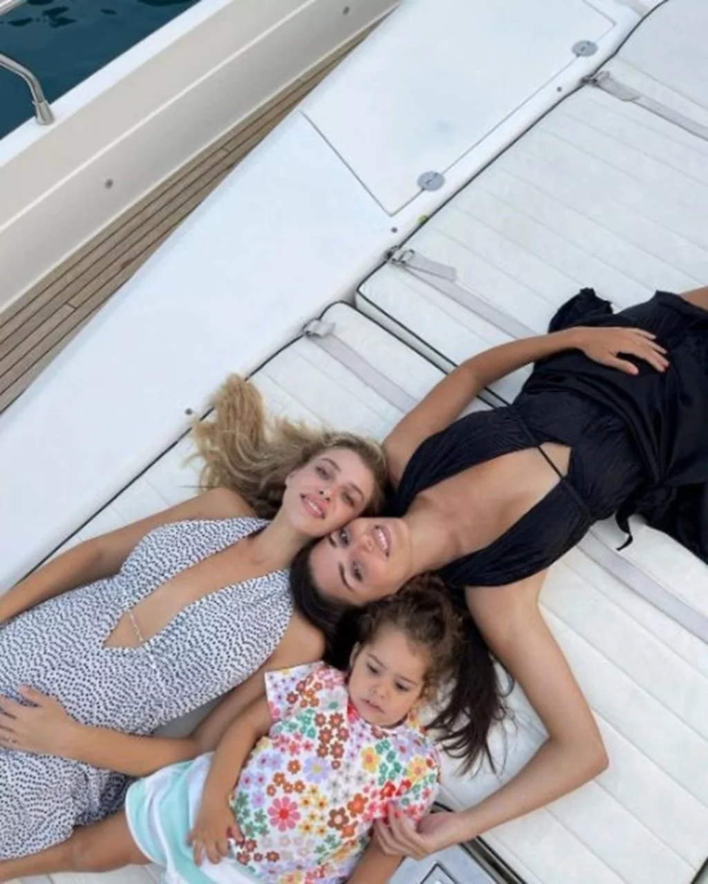 Hande Erçel'den yeğeni Aylin Mavi'nin doğum gününü kutladı